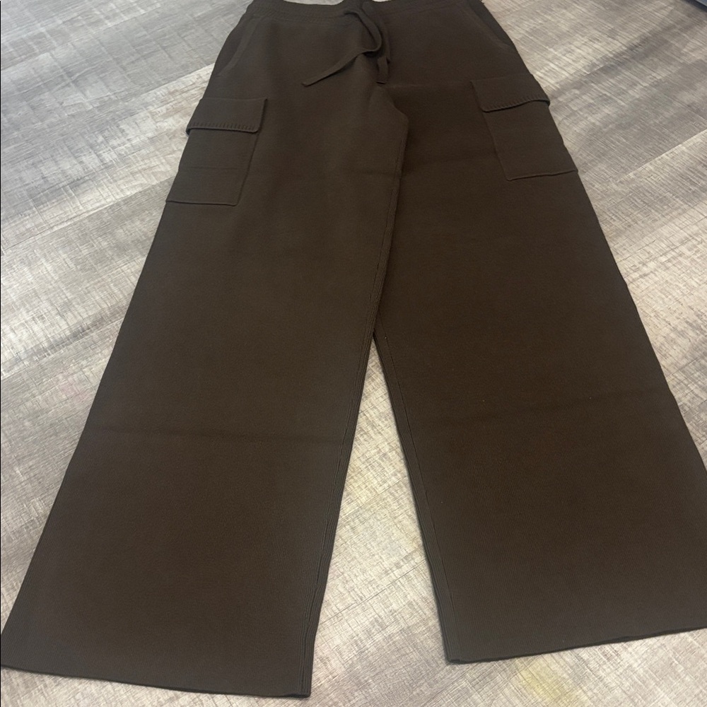 Alo Scholar Knit Cargo Pants - Picture 4 of 7